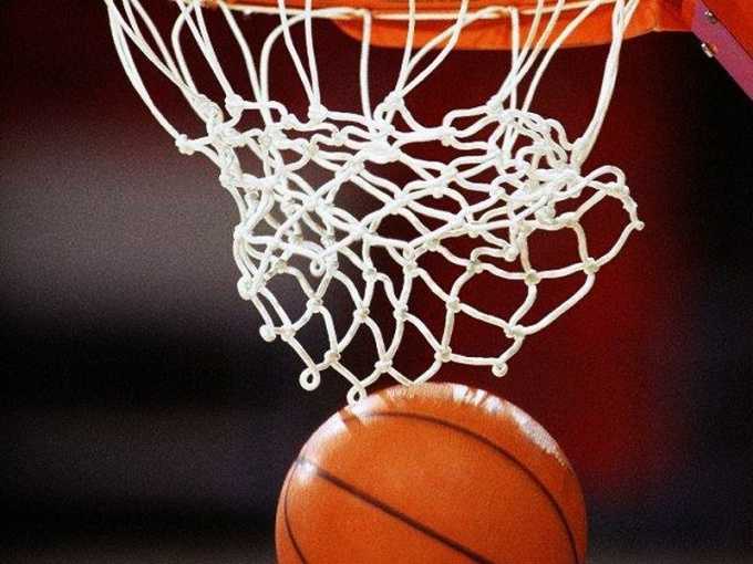 Баскетбольное кольцо с сеткой притягивает мячи как магнит...