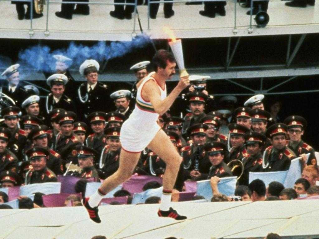 Белов зажигает огонь Олимпиады 1980