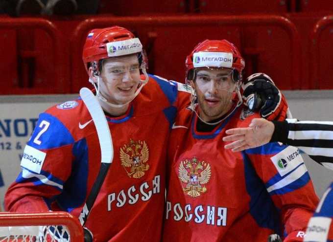 Капитан сборной России по хоккею Павел Дацюк (справа) свой первый спортивный разряд получал в детской школе «Юность»
