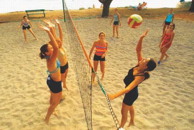 Как научиться играть в  пляжный волейбол?