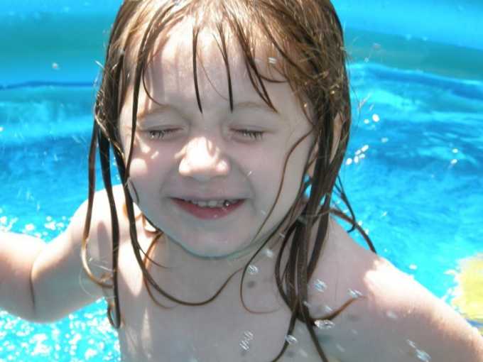 Как научиться плавать ребенку