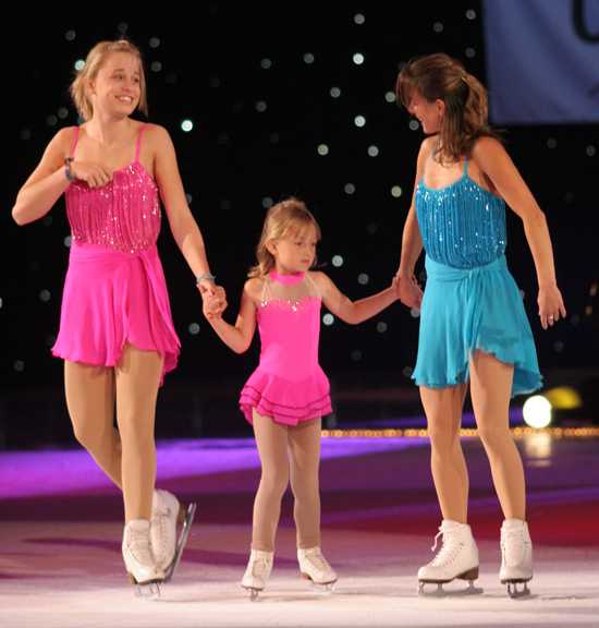 Катерина Гордеева на льду с дочками,2007 год