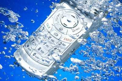Упавший в воду телефон – еще не повод задуматься о покупке нового
