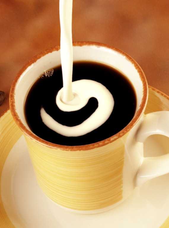 Добавление в кофе молока